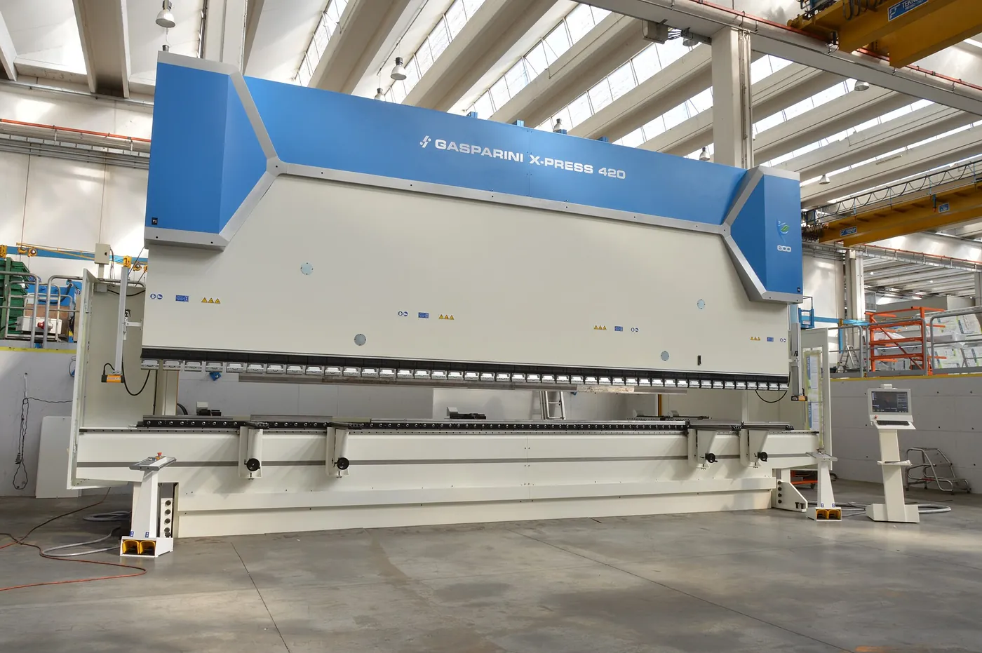 折床（press brake）：鈑金件的形狀多半在這裡決定，而展開料長要在下料前就算對。